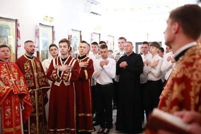 "Вступили як хлопці, так і дівчата": у Чернівцях вперше посвятили студентів духовної семінарії "Вступили як хлопці, так і дівчата": у Чернівцях вперше посвятили студентів духовної семінарії