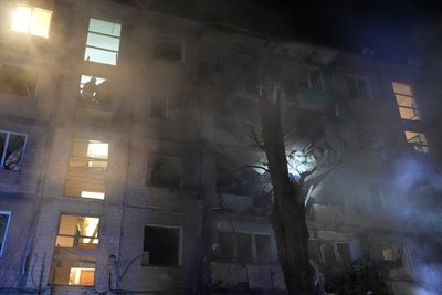 Росіяни вдарили КАБами по Харкову: один влучив у багатоповерхівку, є постраждалі