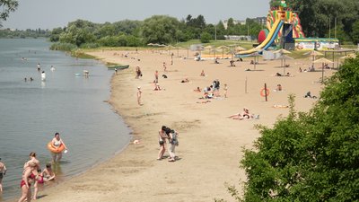 Люди відпочивають на місцевому пляжі