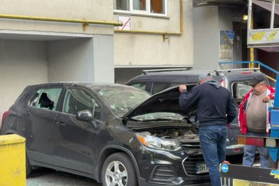 Власники оглядають пошкоджені автівки, 24 вересня 2026 року, Хмельницький Власники оглядають пошкоджені автівки, 24 вересня 2026 року, Хмельницький