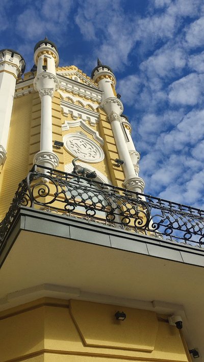 "Гуляє" на балконі колишнього готелю — у Черкасах з'явився ще один бронзовий кіт "Гуляє" на балконі колишнього готелю — у Черкасах з'явився ще один бронзовий кіт