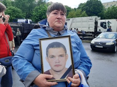 Мати загиблого військового Галина Шкринда теж долучилася до протесту з портретом свого сина Мати загиблого військового Галина Шкринда теж долучилася до протесту з портретом свого сина