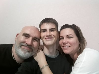 «Вони вилікують вас, а ви врятуєте їх»: історія родини з Луганщини, яка всиновила чотирьох дітей після загибелі сина «Вони вилікують вас, а ви врятуєте їх»: історія родини з Луганщини, яка всиновила чотирьох дітей після загибелі сина