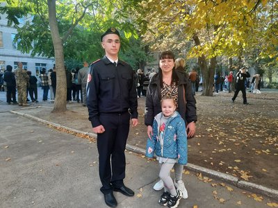 Учень ліцею "Сокіл" Ярослав Марченко з мамою та сестрою Учень ліцею "Сокіл" Ярослав Марченко з мамою та сестрою