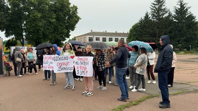 "Хочемо школу, а не філію": на Чернігівщині батьки школярів Сосницької ЗОШ протестують проти реорганізації закладу "Хочемо школу, а не філію": на Чернігівщині батьки школярів Сосницької ЗОШ протестують проти реорганізації закладу