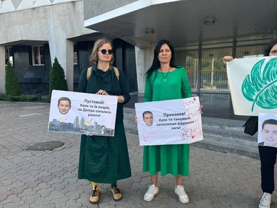 Вимагають збільшення фінансування армії. У Дніпрі під стінами міськради влаштували акцію Вимагають збільшення фінансування армії. У Дніпрі під стінами міськради влаштували акцію