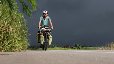 Мехіко. Велосипедист на фоні дощових хмар Мехіко. Велосипедист на фоні дощових хмар