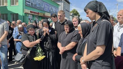 Із військовим Олександром Рожком, який понад 2 роки тому зник під Бахмутом, попрощалися у Володимирці Із військовим Олександром Рожком, який понад 2 роки тому зник під Бахмутом, попрощалися у Володимирці