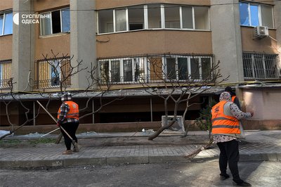 "Зустріли тривогу і вибухи в коридорі": РФ атакувала дронами житлові будинки в Одесі "Зустріли тривогу і вибухи в коридорі": РФ атакувала дронами житлові будинки в Одесі