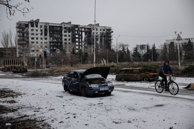 Чоловік їде велосипедом вулицею міста Костянтинівка на Донеччині 18 грудня 2025 року Чоловік їде велосипедом вулицею міста Костянтинівка на Донеччині 18 грудня 2025 року