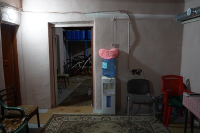 Матраци, вода та світло: як у Миколаєві готують укриття в будинках Матраци, вода та світло: як у Миколаєві готують укриття в будинках