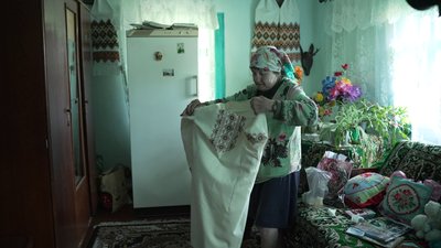 "Отак підлатуємо, сиплеться все": історія подружжя, яке живе в 200-літньому будинку у селі на Рівненщині