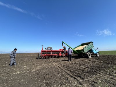 300 гектарів землі — у 10 км від передової. Як проходить посівна у прифронтовій громаді Дніпропетровщини 300 гектарів землі — у 10 км від передової. Як проходить посівна у прифронтовій громаді Дніпропетровщини