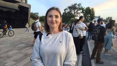Місцева жителька Тетяна під час концерту Місцева жителька Тетяна під час концерту