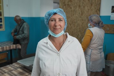 Ольга Мартинюк щодня пішки ходить на роботу у П'ятихатки із сусіднього селища Лісного Ольга Мартинюк щодня пішки ходить на роботу у П'ятихатки із сусіднього селища Лісного