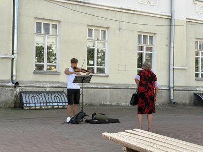 "Куди не поїду, всім подобається". Вуличний музикант Дмитро Гагін мандрує Сумщиною "Куди не поїду, всім подобається". Вуличний музикант Дмитро Гагін мандрує Сумщиною