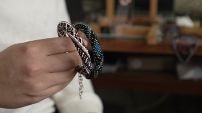 Гердани, браслети, силянки та аксесуари для машин: 16-річний чернігівець понад 2 роки створює вироби з бісеру Гердани, браслети, силянки та аксесуари для машин: 16-річний чернігівець понад 2 роки створює вироби з бісеру