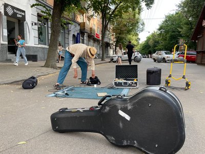 У Полтаві вуличний музикант із Нідерландів Markus K збирав донати для українців У Полтаві вуличний музикант із Нідерландів Markus K збирав донати для українців