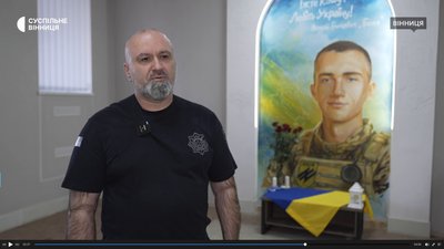 "Любіть маму! Їжте кашу! Любіть Україну!": вінницькому ліцеї МВС відкрили мурал на честь Назарія Гринцевича "Любіть маму! Їжте кашу! Любіть Україну!": вінницькому ліцеї МВС відкрили мурал на честь Назарія Гринцевича