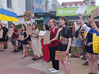 Чергова акція на підтримку Михайла Федорова: у Хмельницькому зібралися містяни Чергова акція на підтримку Михайла Федорова: у Хмельницькому зібралися містяни