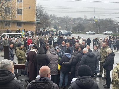 Майже рік був зниклим безвісти: у місті на Черкащині попрощалися із захисником Майже рік був зниклим безвісти: у місті на Черкащині попрощалися із захисником