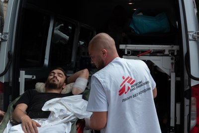 Вісім тисяч пацієнтів за пів року. Як "Лікарі без кордонів" працюють у прифронтових містах Донеччини Вісім тисяч пацієнтів за пів року. Як "Лікарі без кордонів" працюють у прифронтових містах Донеччини