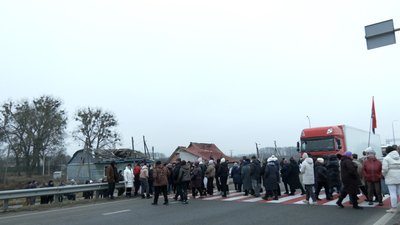 Протест у селі Березина: як постраждалі внаслідок вибуху на місцевому підприємстві борються за компенсації Протест у селі Березина: як постраждалі внаслідок вибуху на місцевому підприємстві борються за компенсації
