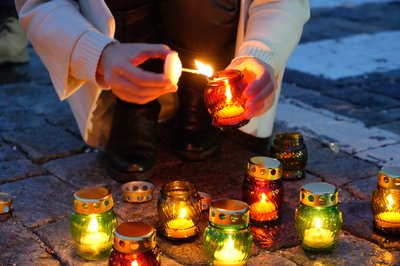 Жертв Голодоморів у Харкові вшанували, виклавши на площі Свободи хрест з лампадок, 2024 рік Жертв Голодоморів у Харкові вшанували, виклавши на площі Свободи хрест з лампадок, 2024 рік