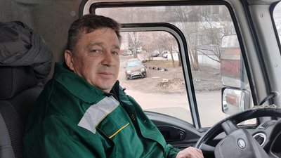 "По 20, 50, 100 гривень у бачках викидають", — вантажник сміттєвоза Сергій Тіторчук "По 20, 50, 100 гривень у бачках викидають", — вантажник сміттєвоза Сергій Тіторчук