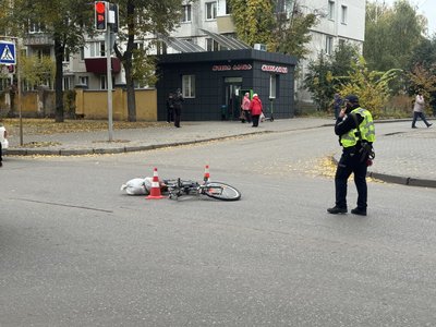 У Сумах сталась ДТП на вулиці Герасима Кондратьєва: велосипедиста забрали до медзакладу У Сумах сталась ДТП на вулиці Герасима Кондратьєва: велосипедиста забрали до медзакладу