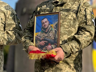 З військовими Дмитром Шкуцем, Владиславом Алексєєвим та Сергієм Рєзніковим попрощалися у Рівному З військовими Дмитром Шкуцем, Владиславом Алексєєвим та Сергієм Рєзніковим попрощалися у Рівному