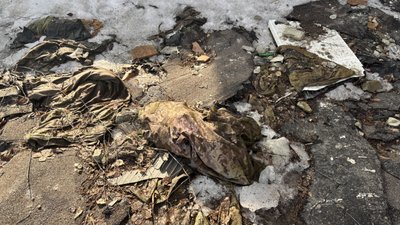 Залишки військового одягу на місці зруйнованого штабу 113-ї бригади ТрО на вулиці Селянській у Харкові, 2 березня 2026 року Залишки військового одягу на місці зруйнованого штабу 113-ї бригади ТрО на вулиці Селянській у Харкові, 2 березня 2026 року