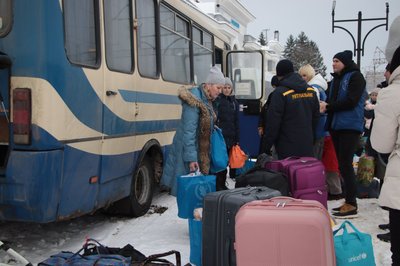 Приїхали 10 сімей: до Мукачева прибув евакуаційний потяг із Запоріжжя Приїхали 10 сімей: до Мукачева прибув евакуаційний потяг із Запоріжжя