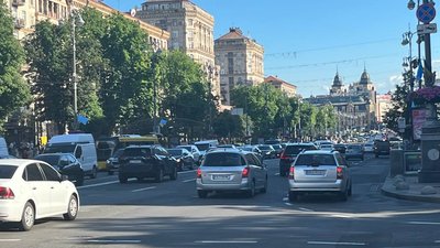 Центр Києва прикрасили до Дня кримськотатарського прапора