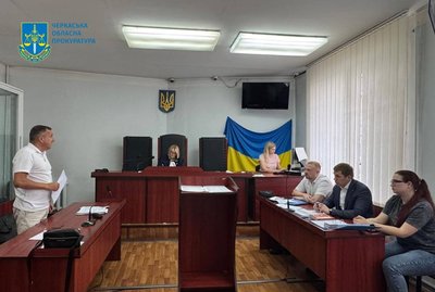 Провели обшуки та повідомили про підозру: черкасця, який погрожував підірвати гранату, тримають під вартою Провели обшуки та повідомили про підозру: черкасця, який погрожував підірвати гранату, тримають під вартою