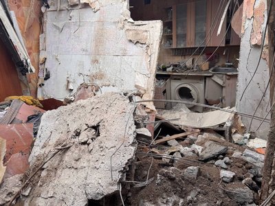 У Дніпрі через удар РФ пошкоджена пʼятиповерхівка, є поранені: що кажуть очевидці події У Дніпрі через удар РФ пошкоджена пʼятиповерхівка, є поранені: що кажуть очевидці події