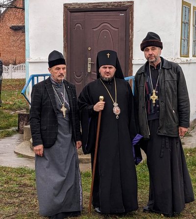 Архієпископ Житомирський і Поліський ПЦУ Володимир (в центрі) із двома настоятелями Архієпископ Житомирський і Поліський ПЦУ Володимир (в центрі) із двома настоятелями