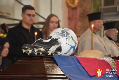 Ексгравець збірної України, «Динамо» та «Волині»: у Луцьку попрощалися з захисником Романом Максимюком Ексгравець збірної України, «Динамо» та «Волині»: у Луцьку попрощалися з захисником Романом Максимюком