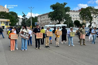 "Вшануй в Одесі": родини військових і ветерани провели акцію памʼяті загиблих у війні з Росією "Вшануй в Одесі": родини військових і ветерани провели акцію памʼяті загиблих у війні з Росією
