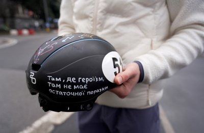 Олег Гандей із забороненим шоломом Олег Гандей із забороненим шоломом
