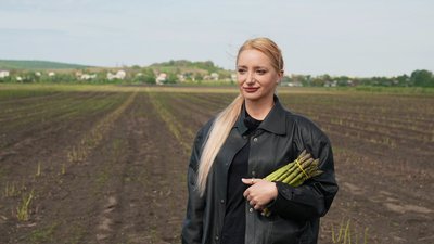 Майя Тулайдан зі спаржею Майя Тулайдан зі спаржею