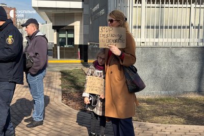 "Америко, прокинься!": в Києві мітингували проти політики Трампа стосовно України "Америко, прокинься!": в Києві мітингували проти політики Трампа стосовно України