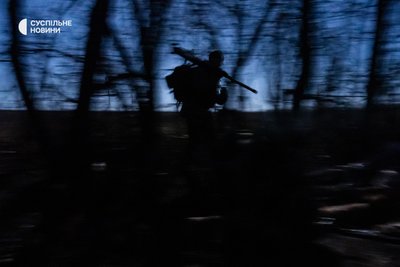 Піхотинець несе на плечі американський крупнокаліберний кулемет М2 на Донеччині Піхотинець несе на плечі американський крупнокаліберний кулемет М2 на Донеччині
