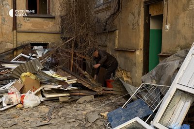 "Так бахнуло, ми всі в пилюці": як одесити пережили масовану атаку РФ у ніч на 27 квітня "Так бахнуло, ми всі в пилюці": як одесити пережили масовану атаку РФ у ніч на 27 квітня