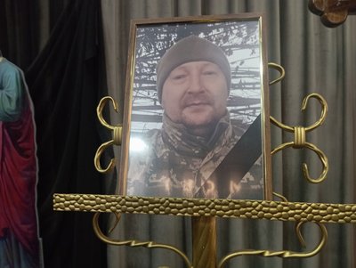 "Аби поховати, робили ДНК-тест": у Хмельницькому попрощались з військовими Романом Мірошиним та Валерієм Терменським "Аби поховати, робили ДНК-тест": у Хмельницькому попрощались з військовими Романом Мірошиним та Валерієм Терменським