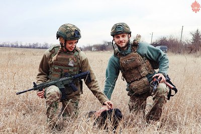 "Разом у формі й на передовій": історія кохання офіцерів Нацгвардії з Вінниччини на псевдо Анчутка та Табак "Разом у формі й на передовій": історія кохання офіцерів Нацгвардії з Вінниччини на псевдо Анчутка та Табак