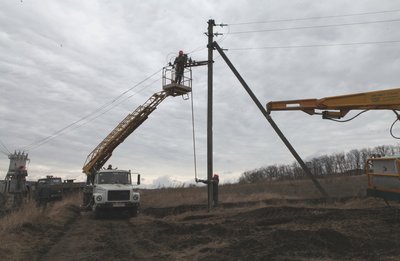 Роботи тривали майже пів року: у селі Кам'янка на Ізюмщині відновили електропостачання Роботи тривали майже пів року: у селі Кам'янка на Ізюмщині відновили електропостачання