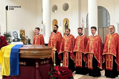Виставили у соборі для загального вшанування: до Києва доставили останки лідера ОУН Андрія Мельника та його дружини Виставили у соборі для загального вшанування: до Києва доставили останки лідера ОУН Андрія Мельника та його дружини