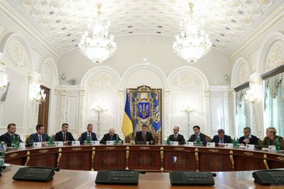 Засідання Ради національної безпеки і оборони (РНБО) під головуванням тодішнього президента Петра Порошенка у Києві, 28 серпня 2014 року Засідання Ради національної безпеки і оборони (РНБО) під головуванням тодішнього президента Петра Порошенка у Києві, 28 серпня 2014 року
