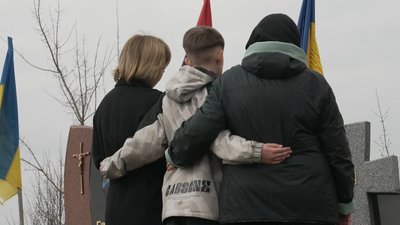 Могила без останків, родичі загиблого військового з Тернопільщини встановили кенотаф Могила без останків, родичі загиблого військового з Тернопільщини встановили кенотаф